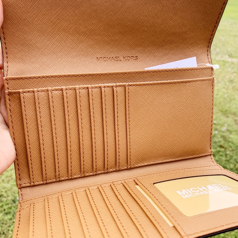 👜💕-Michael Kors Large Trifold Wallet - Picture 2 of 4